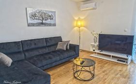 Urbana Villa Four Season